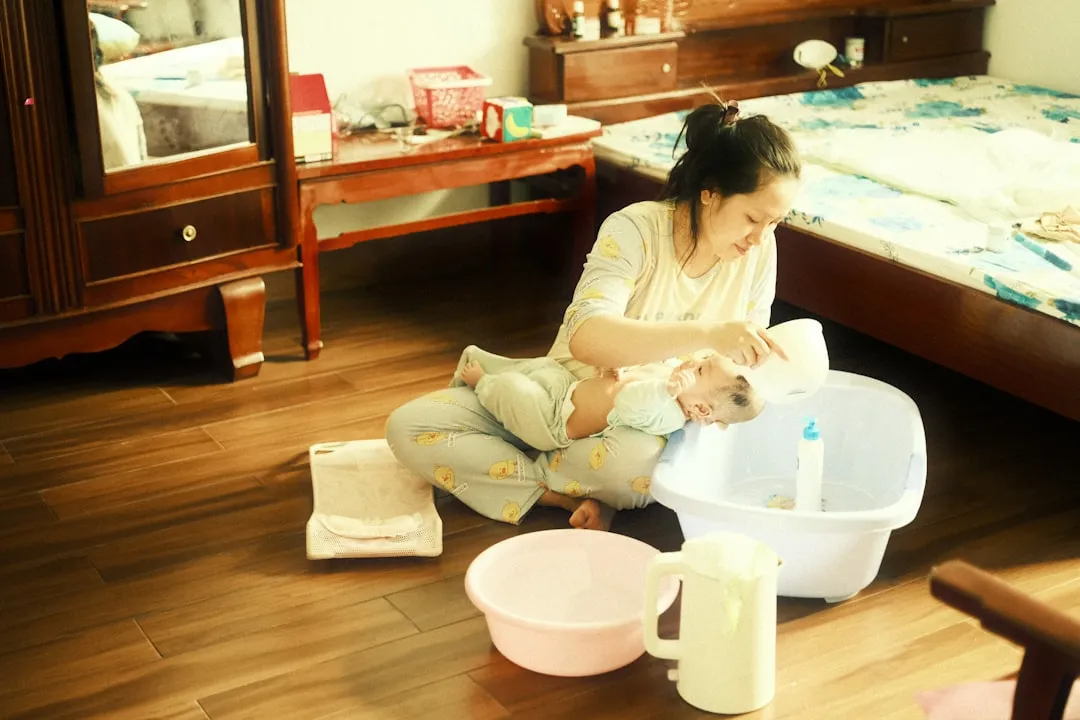 아픈 아기를 안고 달래는 엄마의 모습 수족구병 가정 돌봄 장면