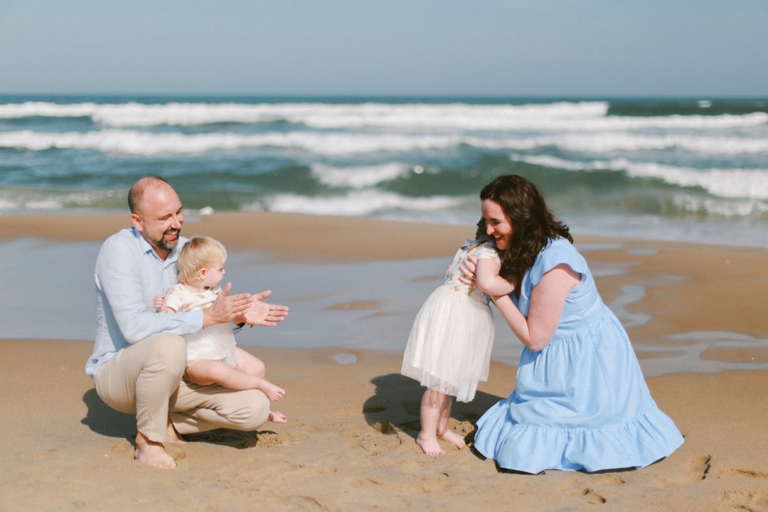 엄마가 아이를 안아주는 따뜻한 순간